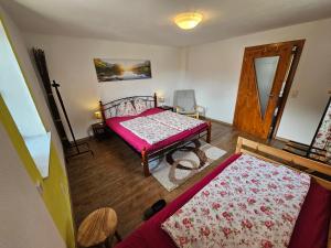 A bed or beds in a room at Ferienwohnung Neuheim