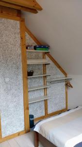 Una escalera que conduce a una habitación con 2 camas en Nature Homestay en Trenčín