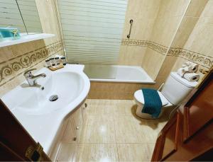 A bathroom at Benalmarina Sea View Apartments