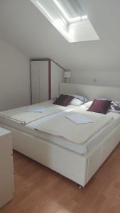 Postel nebo postele na pokoji v ubytování Apartments Suri