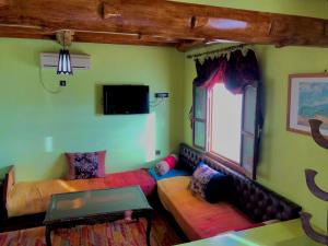 - un salon avec deux canapés et une fenêtre dans l'établissement Hotel L'Arganier d'Ammelne, à Tafraout