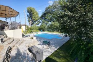 einen Pool im Hinterhof eines Hauses in der Unterkunft Villa La Couaste in Lorgues