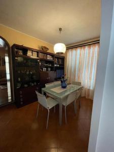 - une salle à manger avec une table et deux chaises dans l'établissement La casa di Franco, à Ruosina