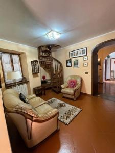 - un salon avec un canapé et un escalier dans l'établissement La casa di Franco, à Ruosina