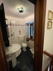La salle de bains est pourvue de toilettes et d'un lavabo. dans l'établissement La casa di Franco, à Ruosina