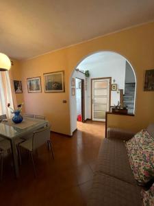 - un salon avec un canapé et une table dans l'établissement La casa di Franco, à Ruosina