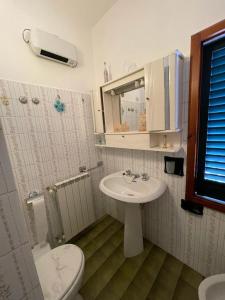 bagno con lavandino e servizi igienici di La casa di Franco a Ruosina