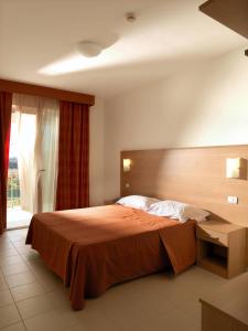a bedroom with a large bed and a window at Casa Del Mar in Roseto degli Abruzzi