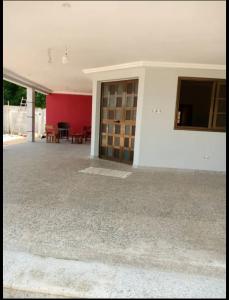 um quarto vazio com uma parede vermelha e uma porta em Villa Stella em Lomé