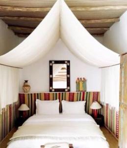 ein Schlafzimmer mit einem großen weißen Bett mit zwei Lampen in der Unterkunft Riad Dar Lina in Rabat