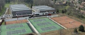 widok na dwa korty tenisowe w budynku w obiekcie Studio « Le petit Prat » w mieście Colomiers
