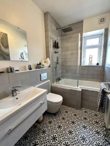 La salle de bains est pourvue d'un lavabo, d'une baignoire et de toilettes. dans l'établissement A character property close to Lichfield Cathedral, à Lichfield
