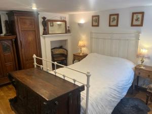 Postel nebo postele na pokoji v ubytování Charming Historic Apartment Adjoining Beautiful Central Taunton Park
