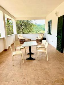 una mesa y sillas en una habitación con vistas en Azienda Agricola Sebastiani, en Cittaducale