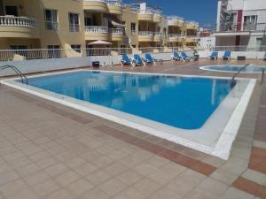 a swimming pool in the middle of a building at Club La Mar 62 in Puerto de Santiago
