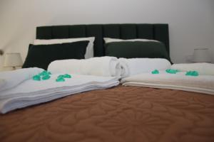 Postel nebo postele na pokoji v ubytování Olympia Suites