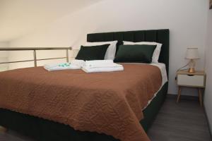 Postel nebo postele na pokoji v ubytování Olympia Suites