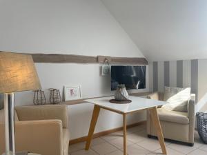 ein Wohnzimmer mit einem Sofa und einem Tisch in der Unterkunft Weberhof Apartment 5 in Münster