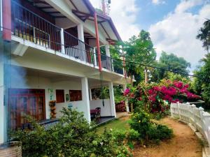 Bangunan di mana terletaknya rumah tamu ini