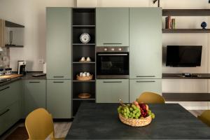 een keuken met een tafel en een fruitschaal bij Nella's Holiday in Cefalù +34 foto's
