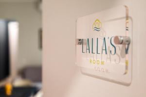 een koelkast met een bord met aliasruimte bij Nella's Holiday in Cefalù