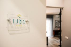 een bord op een muur met een tweeling kamer bij Nella's Holiday in Cefalù