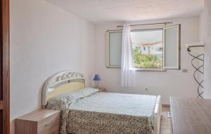ヴァッレドーリアにあるVilla La Ciacciaのベッドルーム(ベッド1台、窓付)