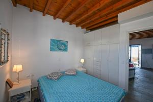 Кровать или кровати в номере Tzados Sunny Villa