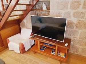 ein Wohnzimmer mit einem TV auf dem Tisch in der Unterkunft St. Michael Village house in Zagvozd