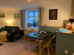 Richard III Luxury apartment في ليستر: غرفة معيشة مع طاولة وأريكة