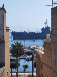 un crucero en un puerto con barcos en el agua en Rustica mansarda con terrazzo in centro, en Gaeta
