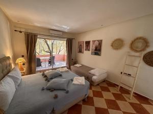 1 dormitorio con 2 camas y suelo a cuadros en Kasbah LINAH, en Marrakech