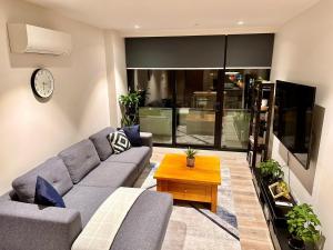sala de estar con sofá y mesa de centro en Contemporary Comfort, en Melbourne