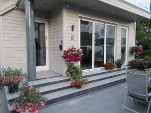 una casa con flores en el porche delantero en Villa Baneheia, en Kristiansand