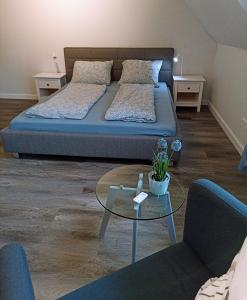 um quarto com 2 camas e uma mesa de vidro em Ferienwohnung Adriane em Nordhorn