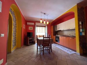 Η κουζίνα ή μικρή κουζίνα στο Appartamento ARANCIO