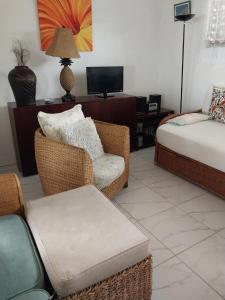 ein Wohnzimmer mit einem Stuhl und einem Bett in der Unterkunft Attractive 2-Bed Apartment stunning sea view in Dickenson Bay