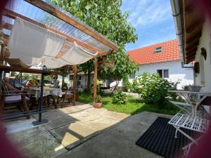 patio con tavolo e ombrellone bianco di Casa Tei a Turnişor
