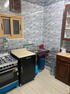 Una cocina o zona de cocina en شقه مفروشه للايجار على البحر مباشره بالزقازيق