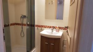 Kúpeľňa v ubytovaní Domki letniskowe,apartamenty Wczasowa 8a
