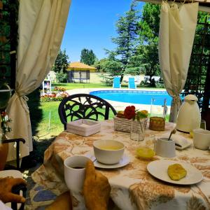 een tafel met bekers en borden met voedsel erop bij Casa Prana in Avila