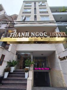 eine Vorderseite eines Hotels mit einem Schild darauf in der Unterkunft Hotel Thanh Ngọc in Ho-Chi-Minh-Stadt