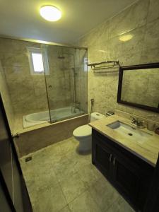 ein Badezimmer mit einer Badewanne, einem WC und einem Waschbecken in der Unterkunft Hotel Thanh Ngọc in Ho-Chi-Minh-Stadt