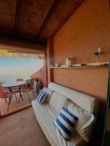 Χώρος καθιστικού στο A seaside apartment with a terrace&private beach