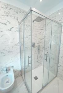 Bilik mandi di Meligrana Central Rooms +44 gambar