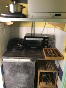uma cozinha com um fogão e uma panela por cima em Wohnung Stadtnah em Braunschweig