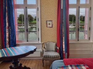索姆河畔的聖瓦列里的住宿－Purple House，客房设有桌子、椅子和窗户。