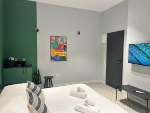 Postel nebo postele na pokoji v ubytování Levinski Market Hotel