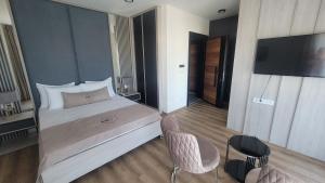 Postel nebo postele na pokoji v ubytování Dulamerovic Hotel