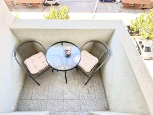 Una mesa de cristal con dos sillas y un espejo. en Single room Perfect for couples or singles, en Roşu